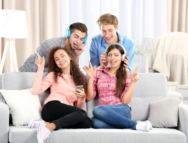 Teenager friends listening to music — Stock Photo, Image