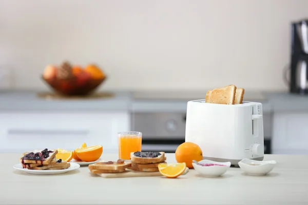 Tost yemekler ve sandviçler makinesiyle — Stok fotoğraf