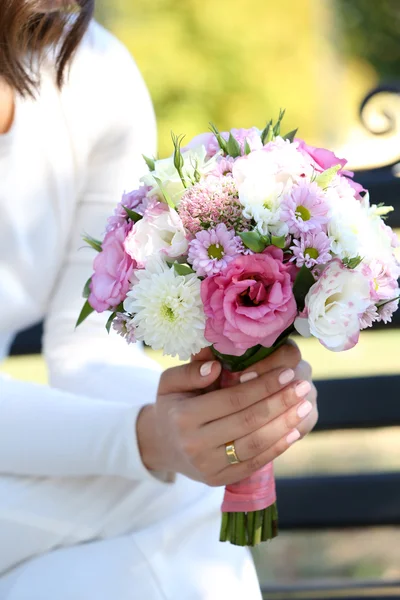 Bruiloft boeket in de hand — Stockfoto