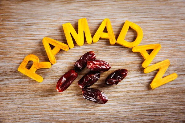 Ramadã palavra com letras de madeira — Fotografia de Stock