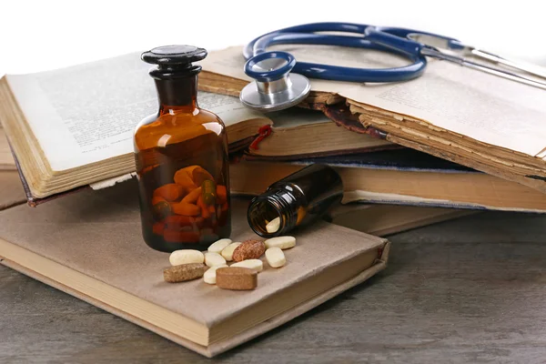 Knihy, léky a stetoskopem — Stock fotografie