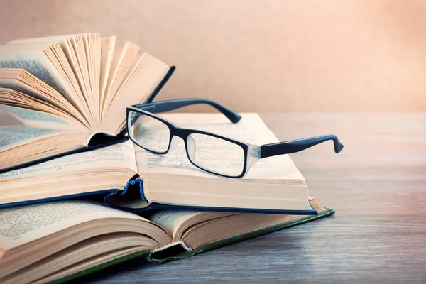 Hromadu knih a brýle — Stock fotografie