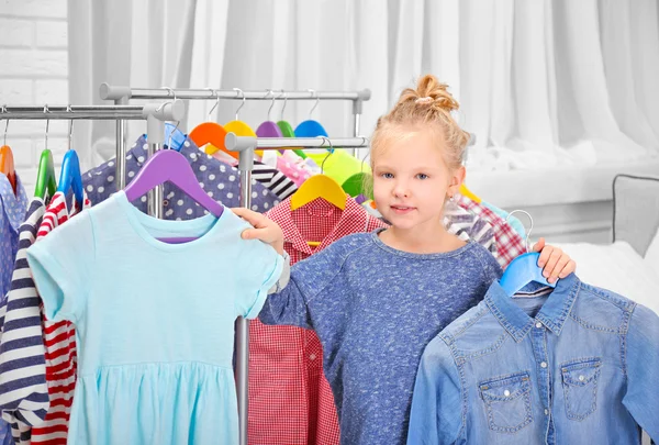 Malá holčička se snaží na oblečení — Stock fotografie