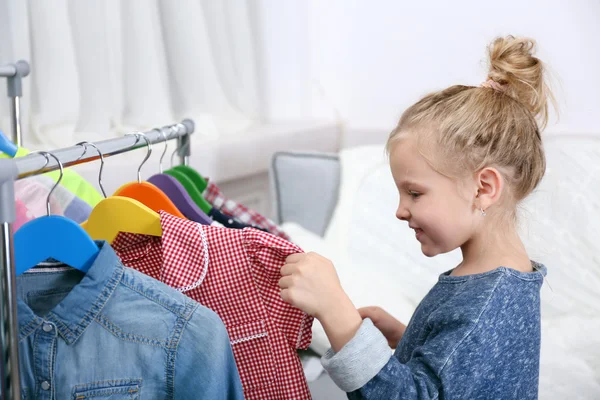 Liten flicka försöker på klänning — Stockfoto