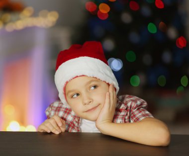 neşeli Noel Baba şapkalı çocuk
