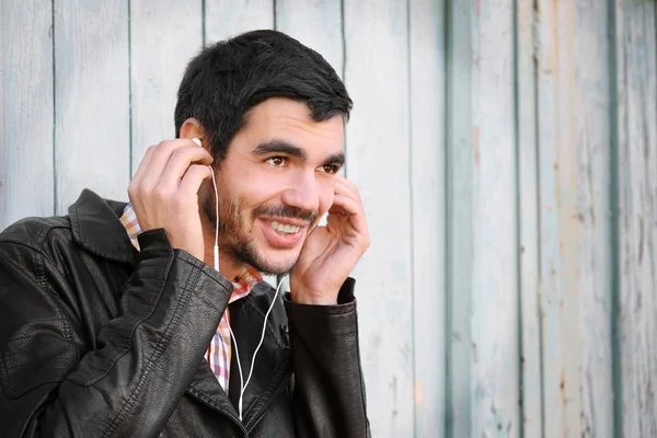 Homem ouvindo música ao ar livre — Fotografia de Stock