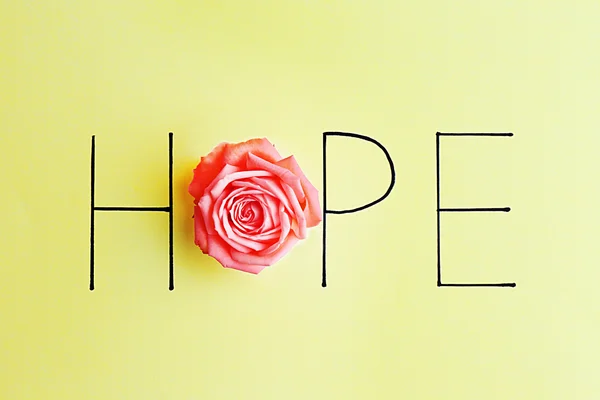 Inschrift Hoffnung mit rosa Rose — Stockfoto