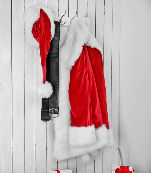 Santa kurtkę, czapkę i pasa — Zdjęcie stockowe