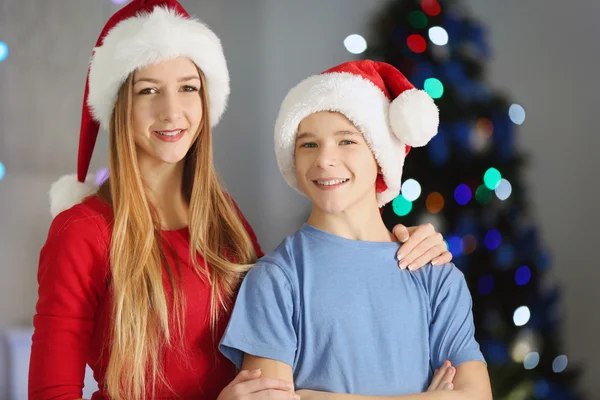 Ragazza e ragazzo in camera decorata di Natale — Foto Stock