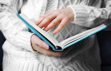 Kadın kitap okuyor.