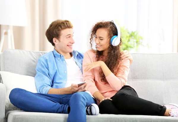 Tiener paar luisteren naar muziek — Stockfoto
