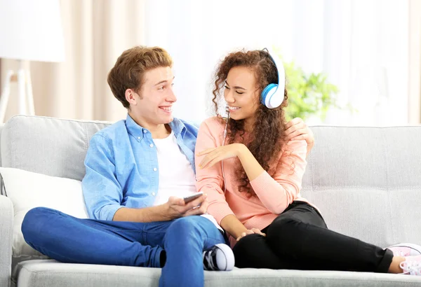 Casal adolescente ouvindo música — Fotografia de Stock