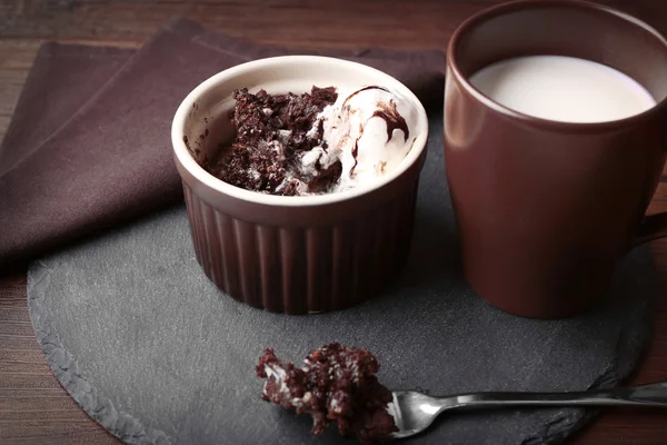 アイス クリームとミルク チョコレートの溶岩ケーキのテーブルを提供しています — ストック写真
