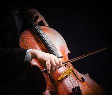 Üzerinde Çello çalan adam 