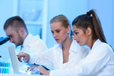 Tıbbi teknisyenler laboratuvarda çalışan