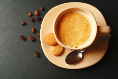 gri zemin üzerine kahve