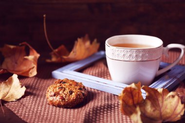 Ahşap masa üzerinde sonbahar dekorasyonu ile çay. 