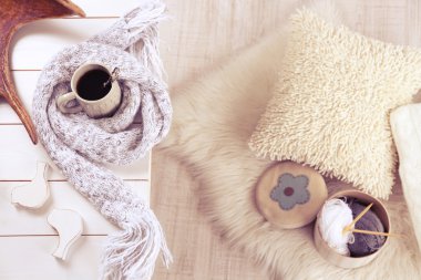 Bir bardak sıcak içecek. 