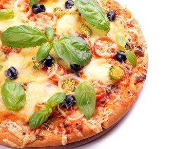 Beyaz izole lezzetli taze pizza