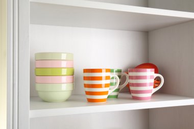 raf üzerinde renkli sofra 