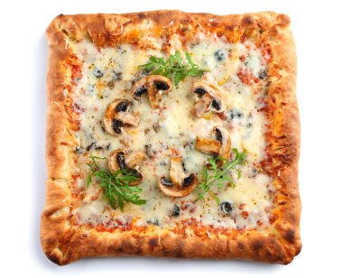 Taze ev yapımı pizza üzerinde beyaz izole