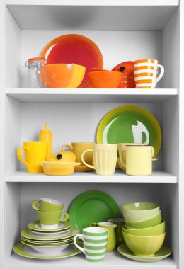 Mutfakta raflarda sofra