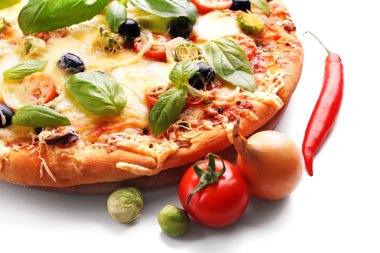 Beyaz izole lezzetli taze pizza