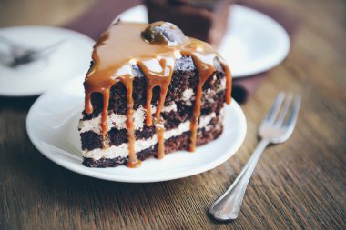 Ahşap masa portre karamel ile çikolatalı kek parçası