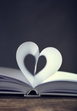 kitap sayfalarından kalp
