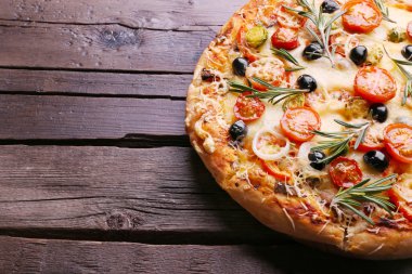 Ahşap arka plan üzerinde güzel taze pizza