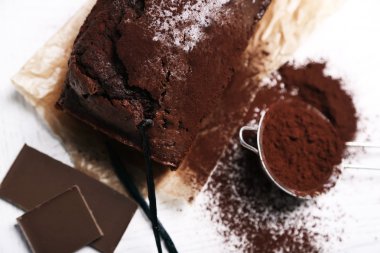 Kakao tozu, vanilya pods beyaz tablo ile çikolatalı kek