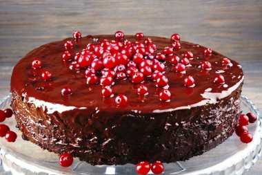 Kızılcık ahşap arka plan, closeup ile çikolatalı kek