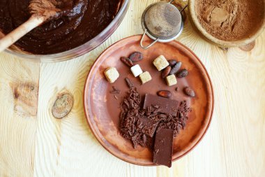 Masada çikolatalı pasta yakın çekim için hamur hazırlanıyor