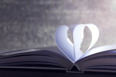 kitap sayfalarından kalp