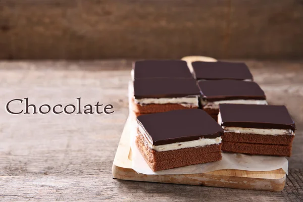 Délicieux brownies au chocolat sur fond en bois — Photo
