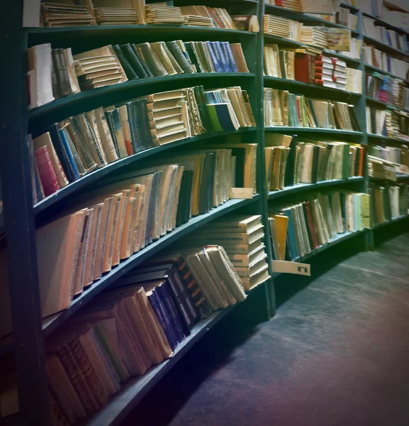 Veel boeken op boekenplank in bibliotheek — Stockfoto