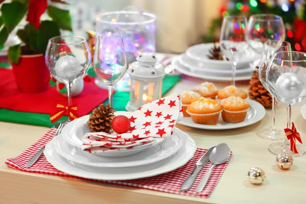 Kersttafel decor met vakantie decoraties — Stockfoto