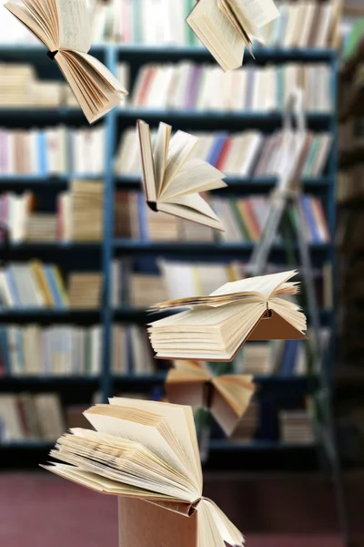 Libros voladores en estanterías de bibliotecas —  Fotos de Stock