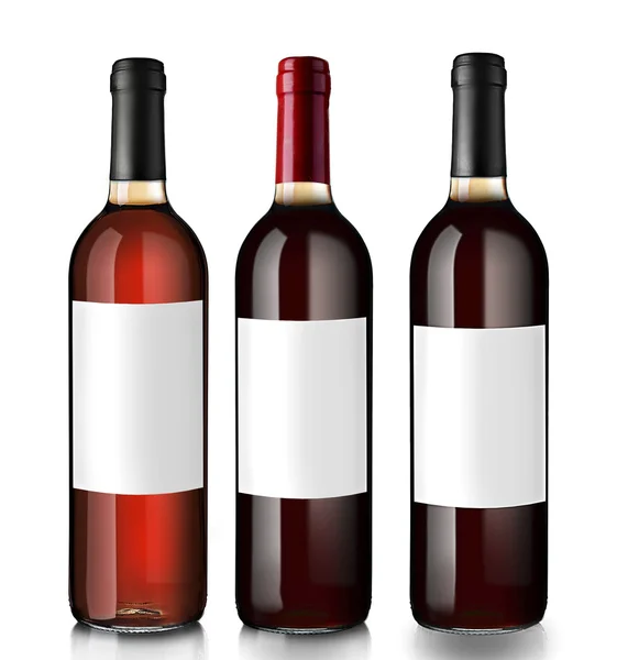 Botellas de vino tinto con etiquetas vacías, aisladas sobre blanco —  Fotos de Stock