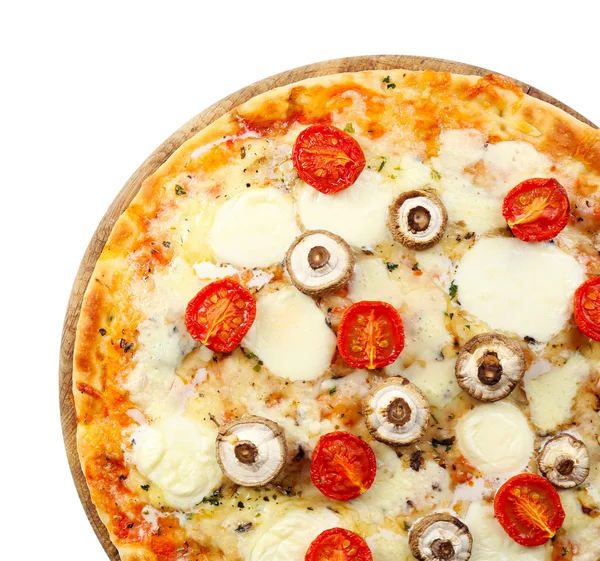 Gustosa pizza decorata con funghi isolati su sfondo bianco, primo piano — Foto Stock