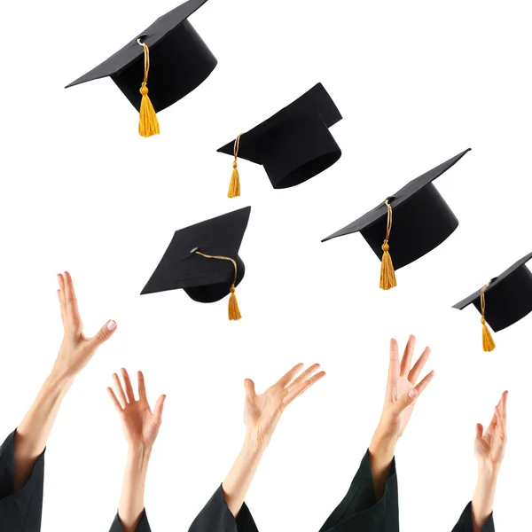 Absolwenci ręce rzucanie graduation czapki — Zdjęcie stockowe