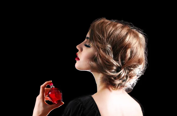 Młoda kobieta z butelki perfum — Zdjęcie stockowe