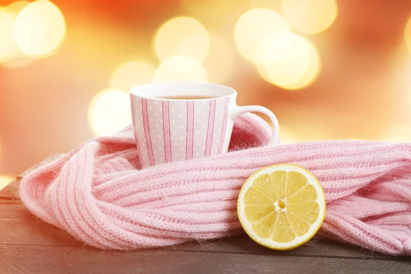 Hermosa composición de invierno con taza de bebida caliente en la mesa, sobre un fondo brillante —  Fotos de Stock