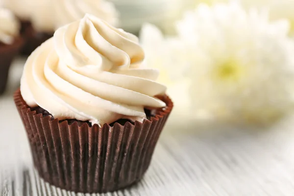 Weiße Cupcakes auf Holztisch — Stockfoto