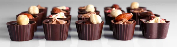 Вкусные шоколадные конфеты на белом фоне — стоковое фото