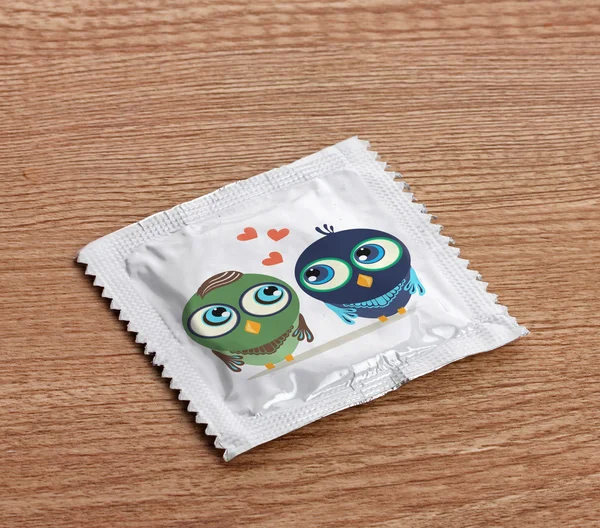 Prezervatif ahşap masa üzerinde — Stok fotoğraf