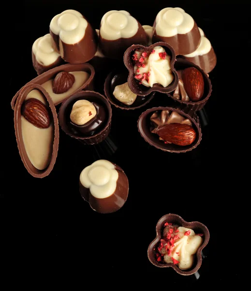 黒い背景に分類されたチョコレート菓子 — ストック写真