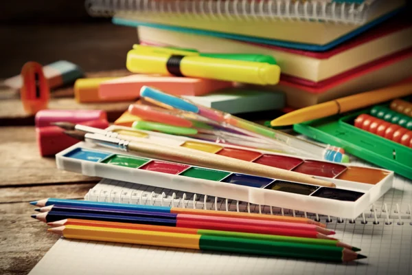 Heldere school briefpapier op tafel — Stockfoto