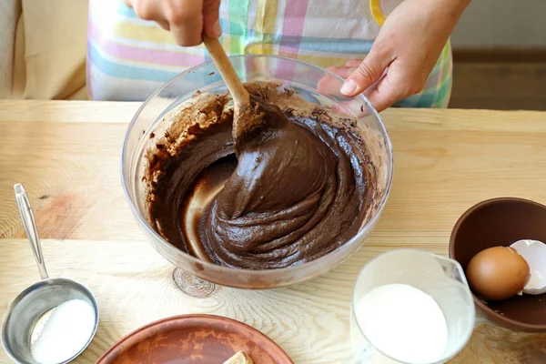 Woman preparing dough — Stock Photo, Image