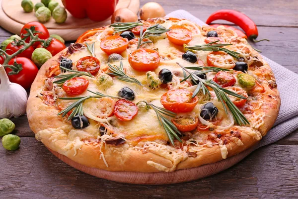 Vynikající čerstvá pizza na dřevěný stůl closeup — Stock fotografie